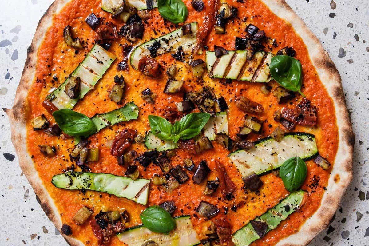 Glory Pop reinventa la pizza con una fetta di felicità vintage anni ‘80-’90